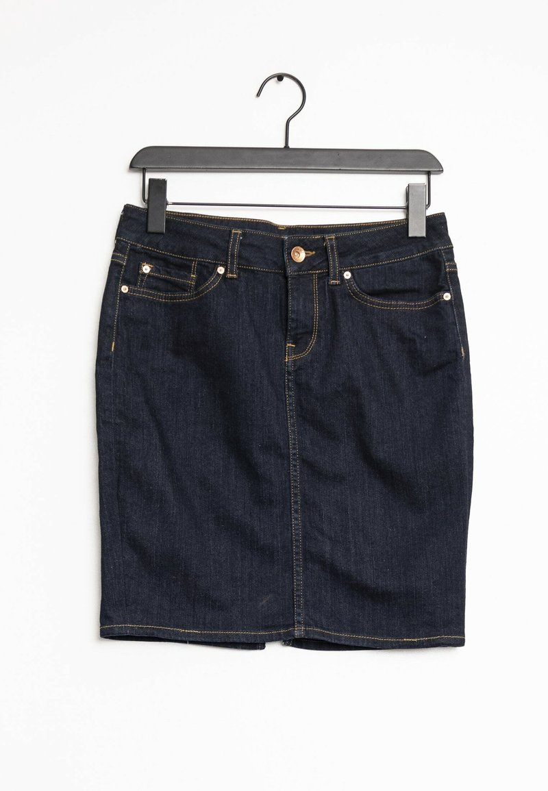 Mörkblå denimkjol med gul sömnad, kopparfärgad knapp och bältesöglor hängande på en svart plastgalge mot vit bakgrund.