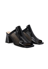 Zwarte open teen mules met een glanzende lakafwerking, netten zijpanelen en een chunky blokhak voor stabiliteit. Vierkante teenvorm.