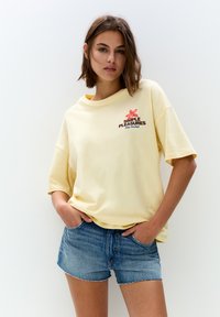 PULL&BEAR FLOWER GRAPHIC - T-shirt imprimé - light yellow