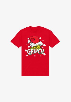 Rood T-shirt met daarop de Grinch die een kerstmanhoed draagt, omgeven door witte sterren, met het woord "GRINCH" onder de ogen van het personage.