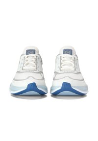 Weiße Sportschuhe mit blauen Akzenten. Oben aus Stoff, gepolsterte Sohle und Schnürdesign. Beinhaltet strukturierte graue Elemente in der Nähe der Zehen.
