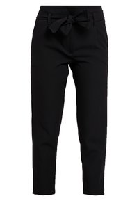 Černé kalhoty vyrobené z hladké látky, s uvázaným pasem, zúženým střihem nohavic a dvěma bočními kapsami. Design je minimalistický.