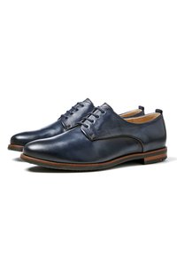 Scarpe da uomo in pelle blu scuro con una superficie liscia, punta tonda, design con lacci e suola marrone a contrasto.