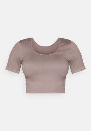 Lilla lühikeste varrukatega crop-top, millel on ümar kaelus ja tekstuuriga ribakangas. Lihtne disain ilma mustrite või kaunistusteta.