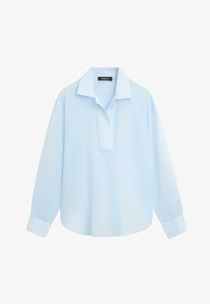 Lichtblauwe blouse met lange mouwen, open kraag, verborgen knopenlijst en met knopen gesloten manchetten, weergegeven op een witte achtergrond.