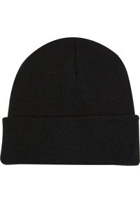 Melna adīta beanie cepure ar ribotu tekstūru, salocītu apkakli un gludu augšu. Iezīmē bezšuvju dizains bez redzamām emblēmām vai rakstiem.