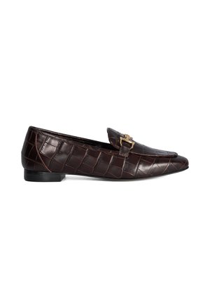 Mocassin en cuir marron foncé avec une texture crocodile et une boucle en métal doré sur un petit talon noir, présenté de profil.