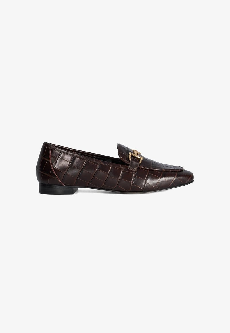 Mocassin en cuir marron foncé avec une texture crocodile et une boucle en métal doré sur un petit talon noir, présenté de profil.