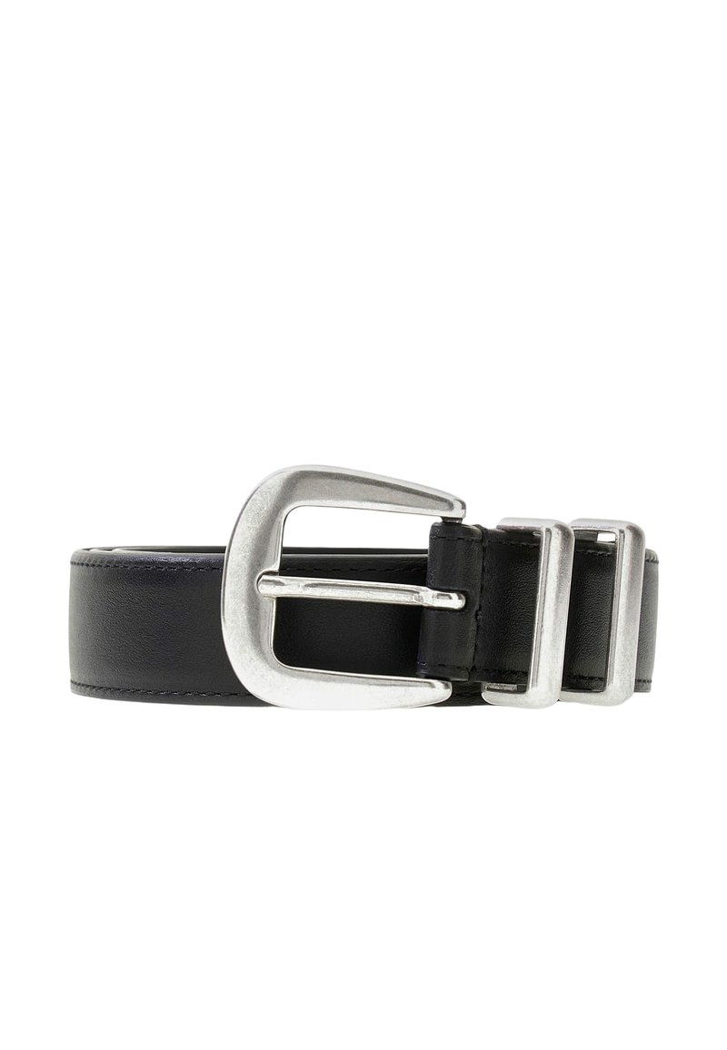 Ceinture en cuir noir avec une boucle métallique argentée brillante et trois passants métalliques. Texture lisse et design simple, adaptée pour une tenue décontractée ou formelle.