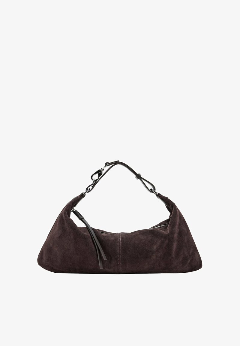 Sac à épaule en daim brun foncé avec une forme triangulaire douce, une fermeture éclair et une bandoulière en cuir amovible avec des attaches métalliques.