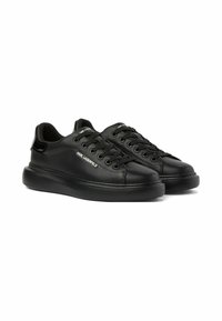 Paire de baskets basses noires avec semelles épaisses, lacets sur le devant et marquage "KARL LAGERFELD" sur les côtés et la languette.