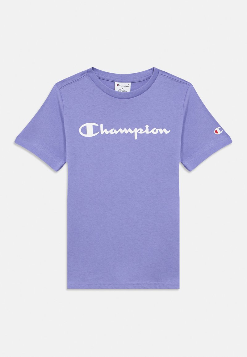 Λιλά κοντομάνικο μπλουζάκι με λευκό λογότυπο "Champion" στο στήθος και μικρό έμβλημα Champion στο αριστερό μανίκι.