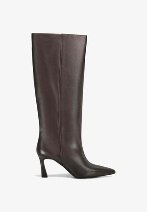 Botte en cuir marron, montante jusqu'au genou, avec un bout pointu et un talon fin. Texture lisse avec un design minimaliste, présentant des coutures latérales.