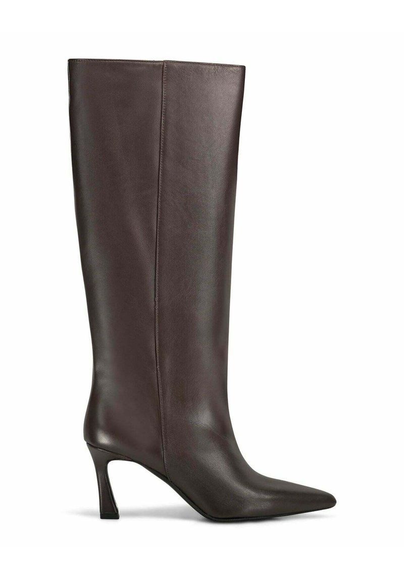 Stivale in pelle marrone fino al ginocchio con punta affusolata e tacco sottile. Tessuto liscio con un design minimalista, caratterizzato da cuciture laterali.
