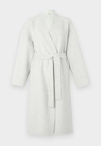 Robe gris clair en tissu doux et texturé. Elle présente un design portefeuille, des manches longues et une ceinture assortie à nouer à la taille.