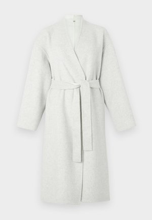 Vaaleanharmaa aamutakki, joka on valmistettu pehmeästä, teksturoidusta kankaasta. Siinä on kietaisumalli, pitkät hihat ja vyötäisille sopiva samanvärinen solmimisnauha.