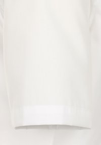 Kurzarmhemd aus weißem Stoff mit glatter Textur und geradem Saum. Die Nahtdetails sind minimal und unauffällig.