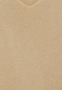 Pull en tricot doré avec un décolleté en V. La texture est côtelée et scintillante, mettant en valeur un matériau léger et doux.