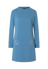 Bla dresses mit langen Ärmeln, hochgeschlossenem Hals sowie zwei quadratischen goldenen Akzenten an der Taille und einem glatten, strukturierten Stoff.