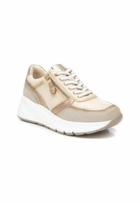 Zapatillas de cuero beige con detalles metálicos, paneles laterales texturizados, suela de goma blanca y cremallera lateral. Presentan cordones y diseño de punta redondeada.