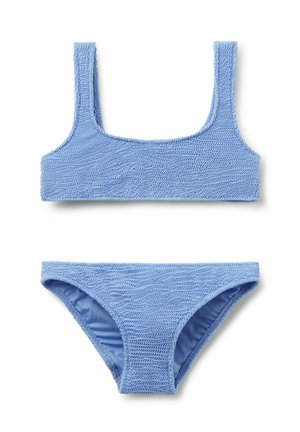 Hellblaues, strukturiertes Bikini-Set mit sportlichem Oberteil mit geradem Ausschnitt und klassischem Slip-Design auf weißem Hintergrund.