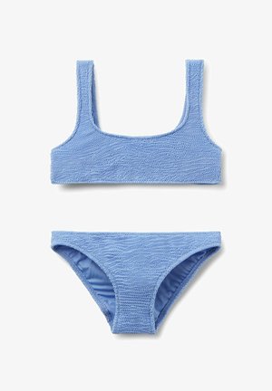 Ensemble bikini bleu clair texturé avec un haut style sport à encolure droite et un bas classique style slip sur fond blanc.