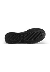 Svart gummisåle med teksturert overflate, med spor og rygger for bedre grep. Ecco-logoen er synlig nær midten.