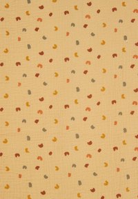 Gelber Stoff mit einem verstreuten Muster aus kleinen, geschwungenen Formen in Orange, Rot und Grau, mit einer weichen Textur.