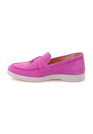 Rosa Wildlederschuhe mit abgerundetem Zehenbereich, flexibler weißer Sohle und dekorativem Schleifendetail an der Vorderseite. Glatte Oberfläche im gesamten Schuh.