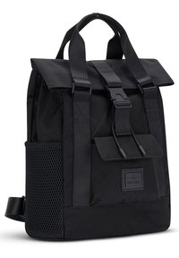 Rucsac negru cu clapetă pliabilă, curele reglabile, un buzunar frontal și un buzunar lateral din plasă pentru ventilație. Fabricat dintr-un material durabil.