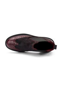 Stivale alla caviglia bordeaux e nero realizzato in pelle liscia e pelliccia, con dettagli brogue, pannelli elastici ai lati e un tab di sollevamento sul tallone.