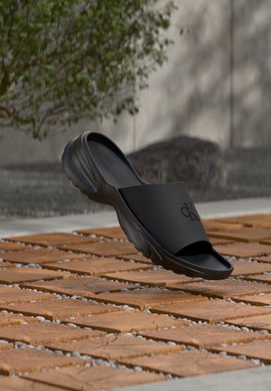Calvin Klein RECOVER RUNNER - Strandpapucsok és -szandálok - triple black