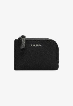 Cartera de cuero negro con textura, con cremallera, una lengüeta para tirar y el logo plateado "SURI FREY" en la parte delantera.