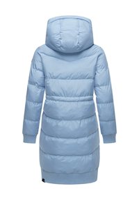 Palton pufos de culoare albastru deschis, cu glugă, care are cusături în formă de zigzag, mansete cu dungi și un design până la genunchi. Fabricat dintr-un material neted și lucios.