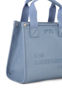 Borsa a mano in pelle blu con finitura strutturata, dotata di manici corti in tessuto e testo in rilievo: "I AM A RESPONSIBLE BAG." Dettagli in metallo color oro.