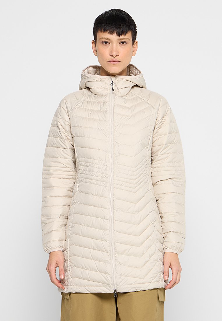 Lichte beige pufferjack met een capuchon, voorzien van een chevronontwerp, lange mouwen en een ritssluiting aan de voorkant. Glad, geïsoleerd materiaal.