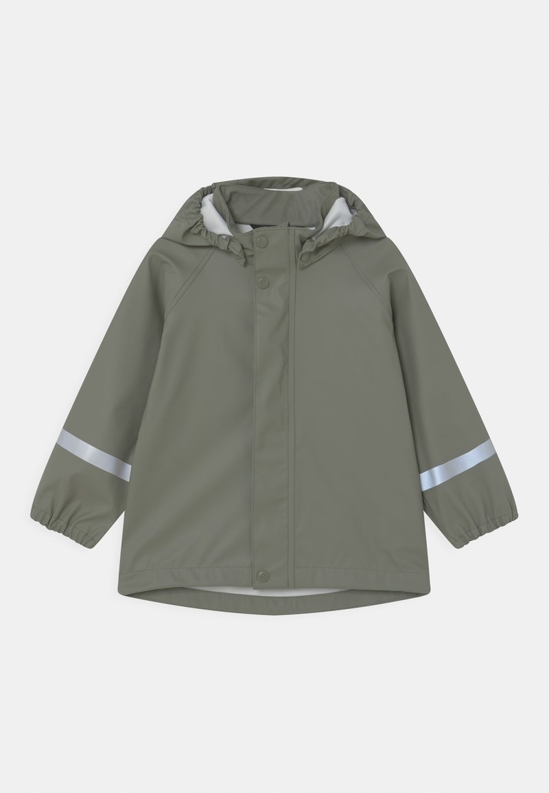 Giacca impermeabile verde con cappuccio, polsini elastici e chiusura frontale a pressione. Presenta strisce riflettenti sulle maniche e una texture liscia.