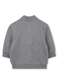 Szary długi rękaw bluza dla małego dziecka z prążkowanymi mankietami, dołem i kołnierzem, przedstawiona z tyłu na białym tle.