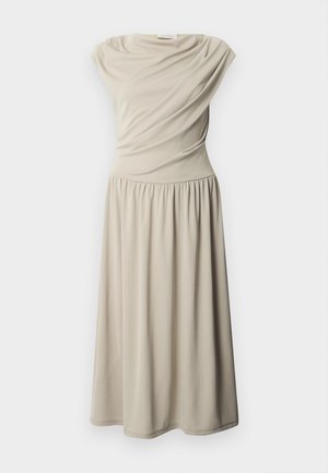 Robe midi beige sans manches avec taille froncée et détail de tissu drapé sur le buste, présentée sur un fond blanc uni.