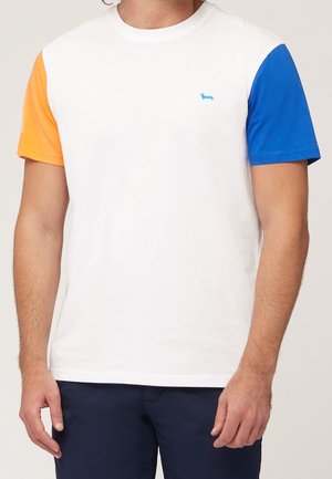 Kurzärmeliges T-Shirt mit weißem Körper und orange-blauen Ärmeln. Blaues Akzent-Logo auf der Brust. Hergestellt aus weichem Baumwollstoff.