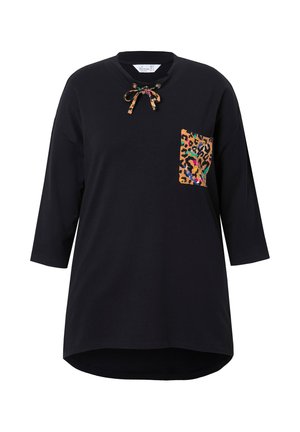 Sort oversized T-shirt med rundet kant, 3/4 ærmer og en farverig leopardmønstret lomme. Har en dekorativ snøre ved halsen.