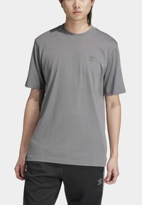 adidas Originals GFX  - Majica kratkih rukava s printom - grey four