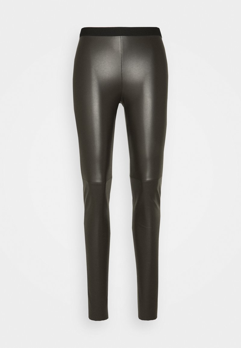 Pantalon slim en similicuir noir avec taille élastique, présenté de dos sur un fond blanc uni.