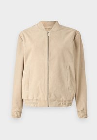 Beige bomber jakk, mis on valmistatud pehmest nahast, varustatud luku sulgemisega, seisva kraega ja soonikkudega mansettide ning küljetaskutega. Sile tekstuur, minimalistlik disain.