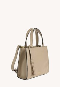 Petit sac à main beige en cuir texturé avec des bords noirs, des anses supérieures, une bandoulière amovible et un gland décoratif.
