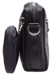 Borse di nylon nere mostrate affiancate; la borsa rettangolare più grande presenta una parte superiore con zip, mentre quella più piccola ha una zip testurizzata con un gancio.