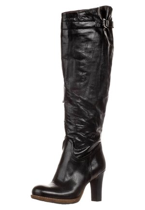 Černá kožená dámská kozačka ke kolenům s blokovým podpatkem a ozdobnou přezkou blízko vrcholu.