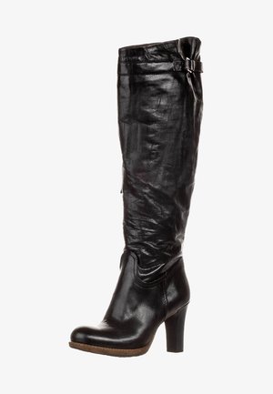 Czarny skórzany damski kozak za kolano z masywnym obcasem i dekoracyjną klamrą w górnej części.