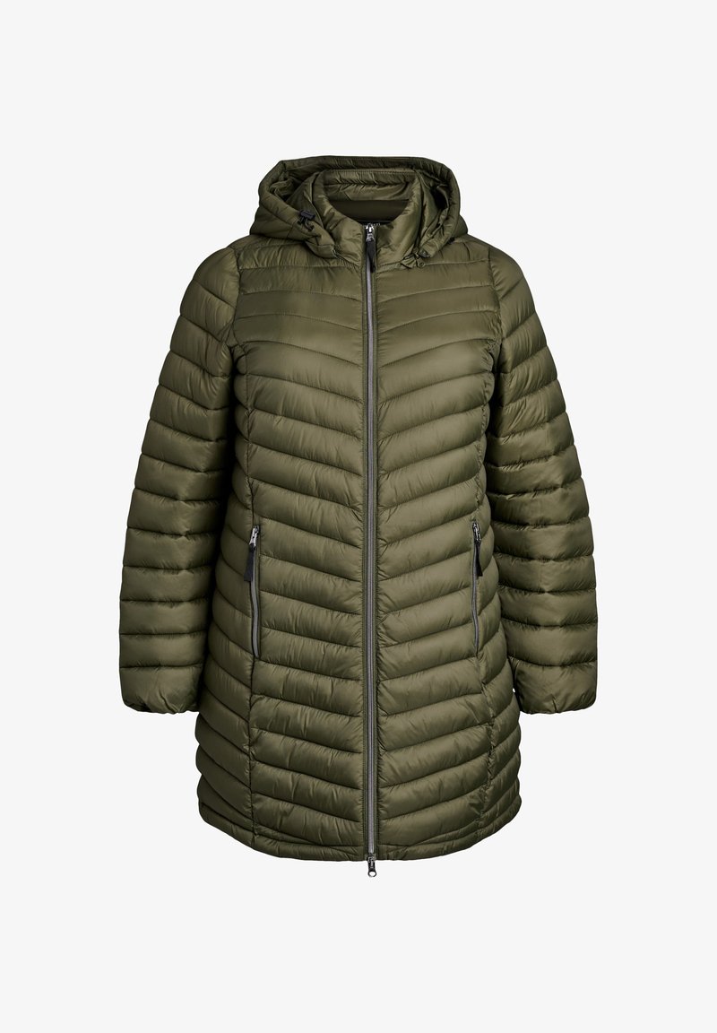 Abrigo acolchado de color verde oliva con capucha, que presenta un diseño acolchado, cierre de cremallera en la parte delantera y dos bolsillos laterales con cremallera.