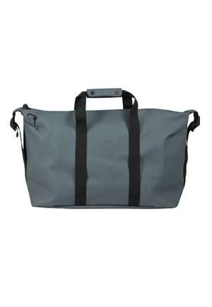 Bolsa de viaje impermeable gris con correas negras, cierre de asa con botón a presión y clips ajustables en las correas laterales.